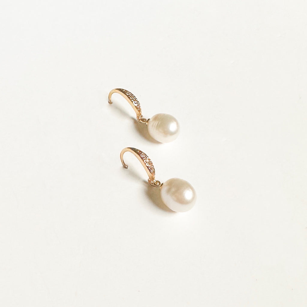 Dainty Glitzy Hook Pearls