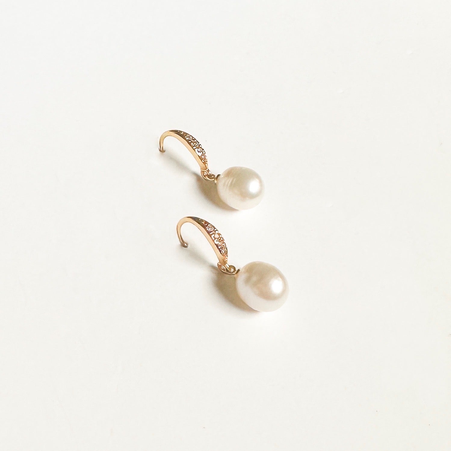 Dainty Glitzy Hook Pearls