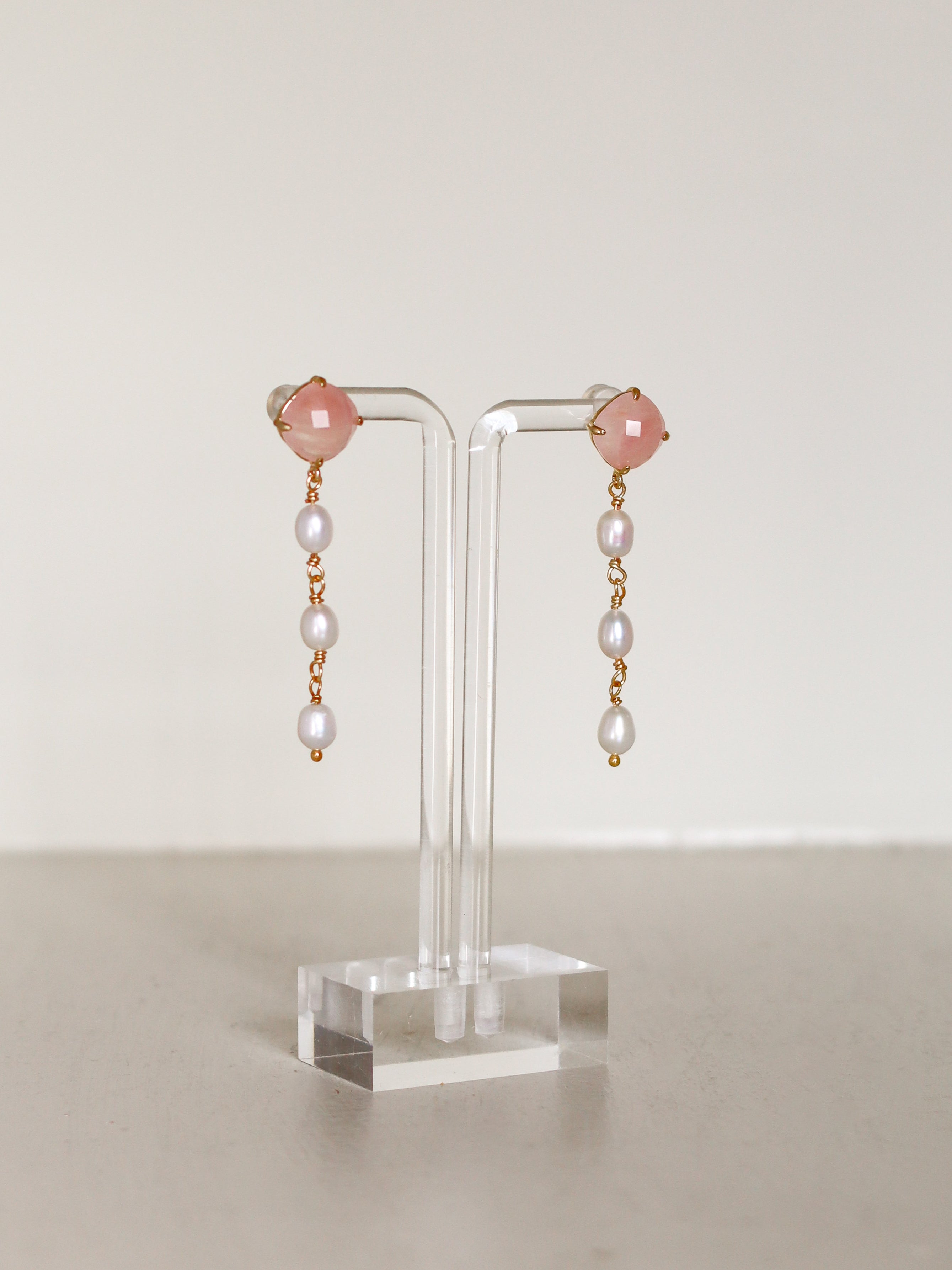 Rhombus Rose Quartz + 3 Pearl Drop