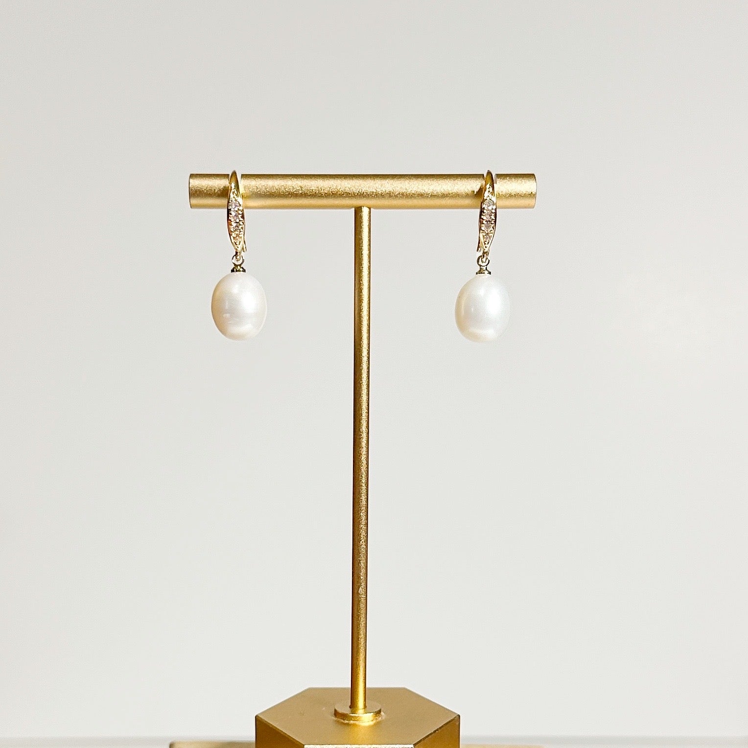 Dainty Glitzy Hook Pearls