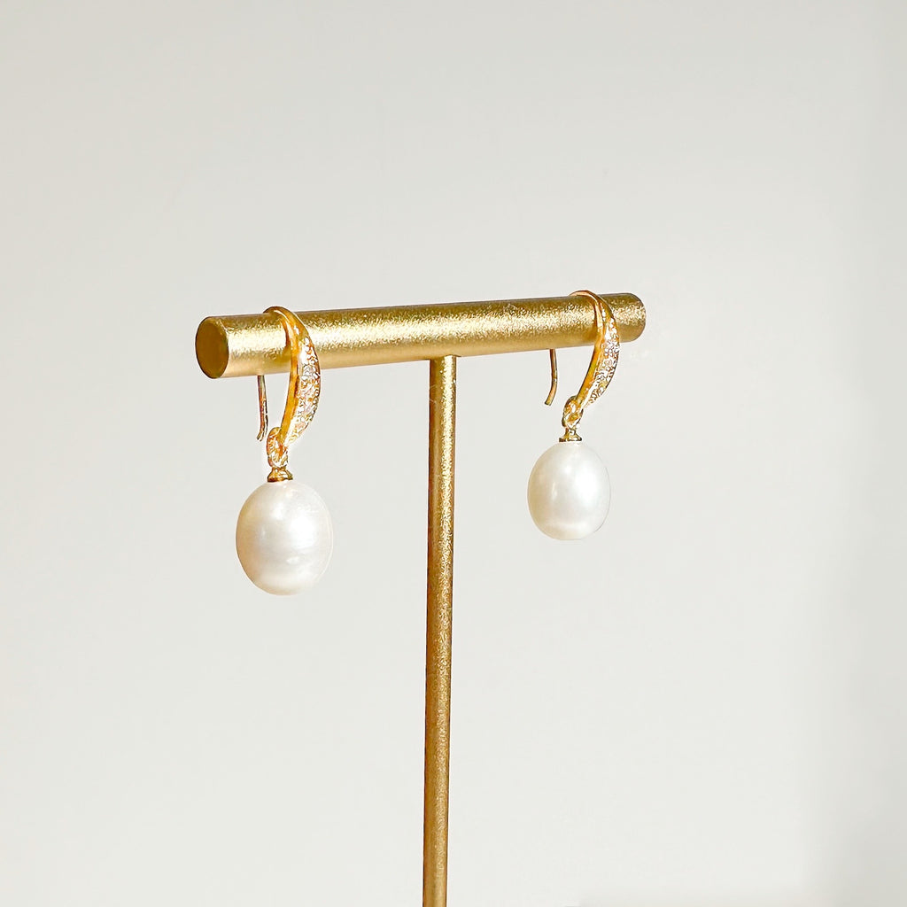 Dainty Glitzy Hook Pearls