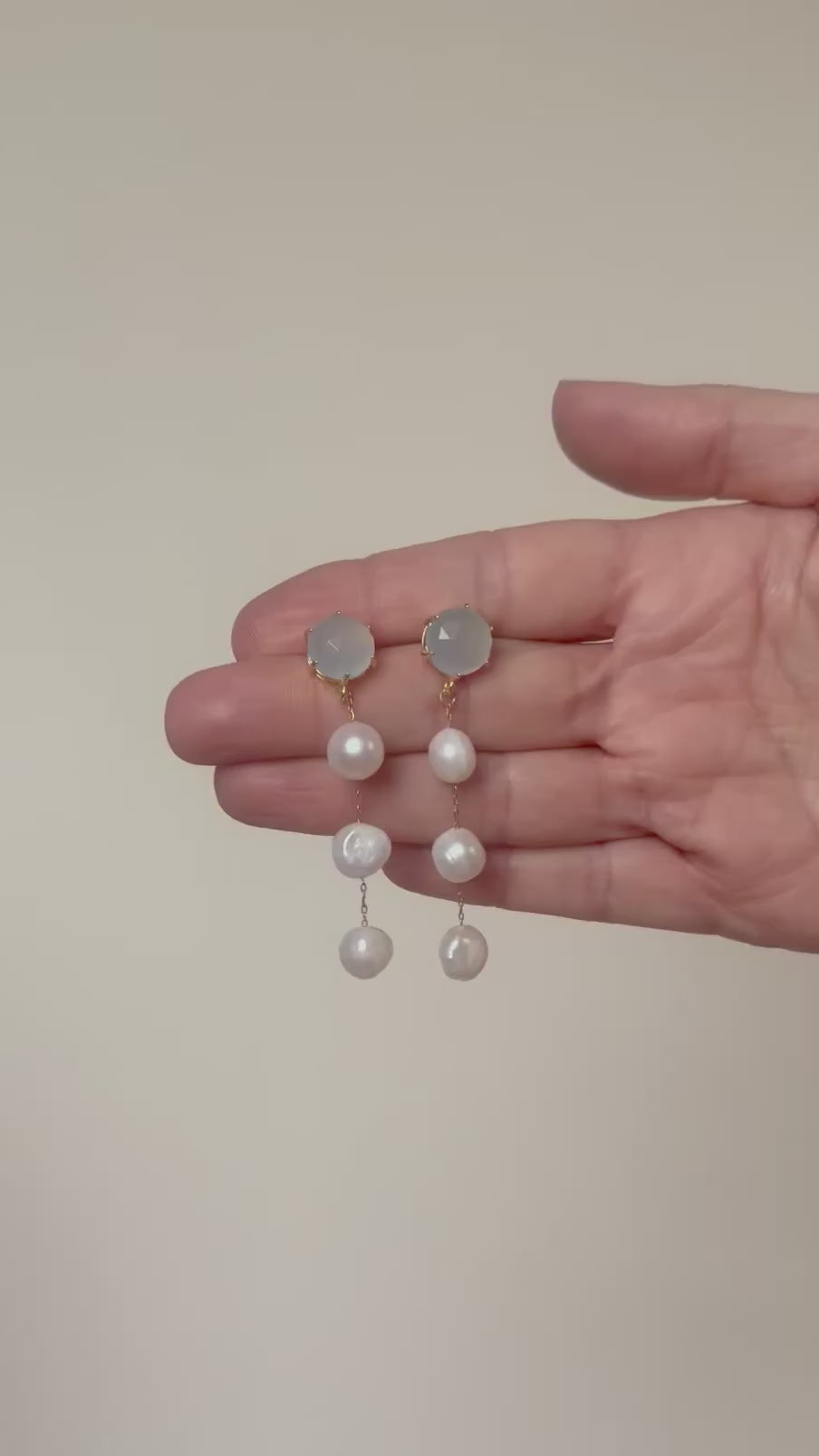 Round light Blue + 3 Pearl Drop