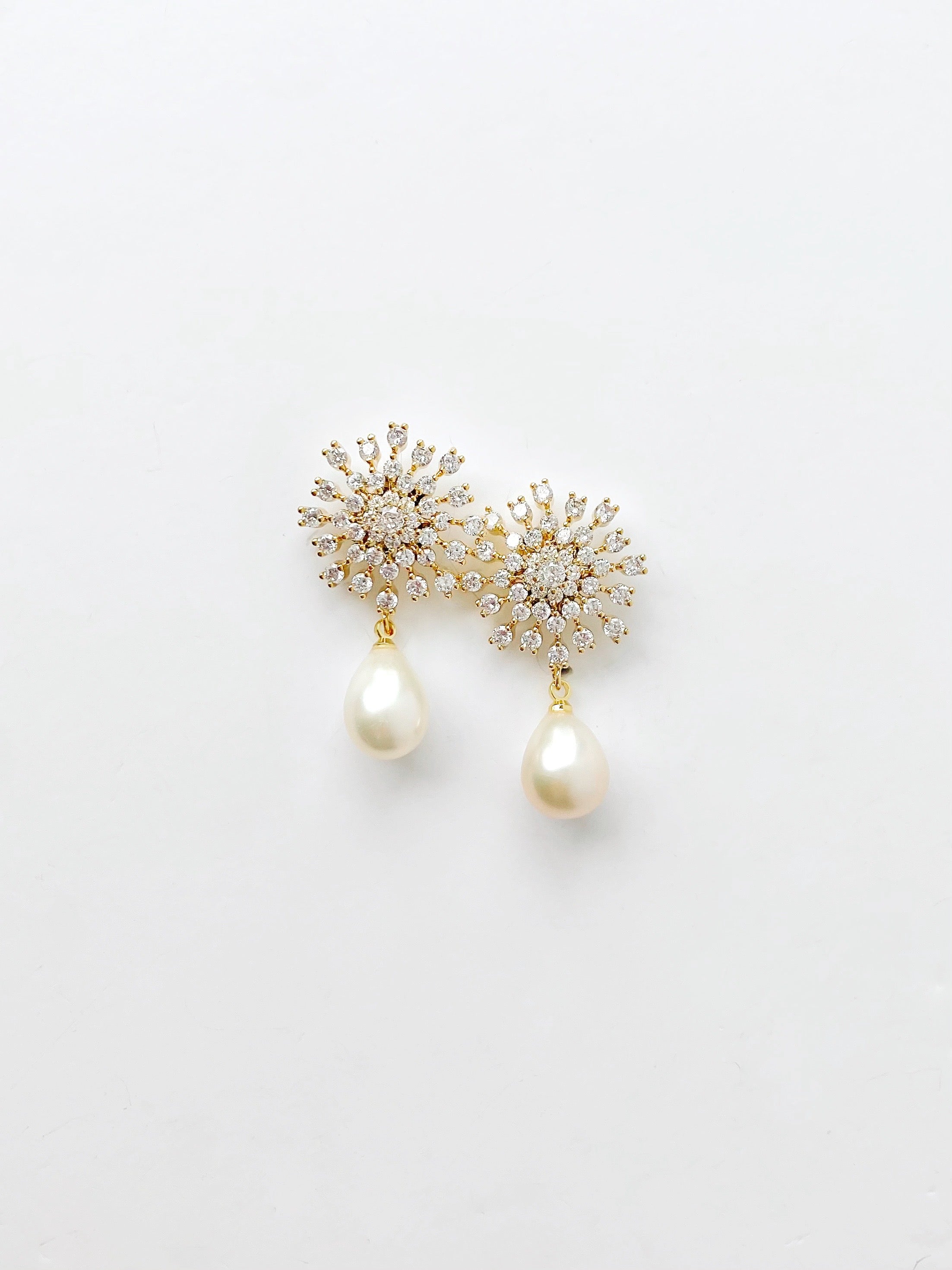 Round Glitzy Flower + Pearl Drops