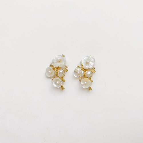 (Pre-Order) Delicate Pearl Flower Studs